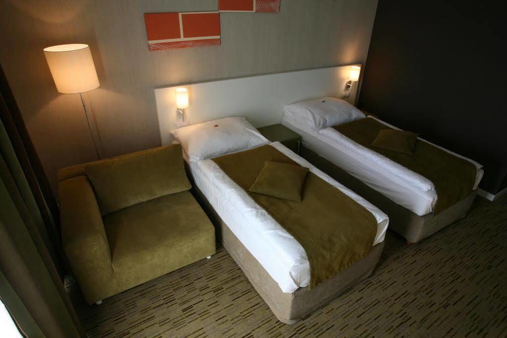 Hotel Empire Трнава Екстериор снимка