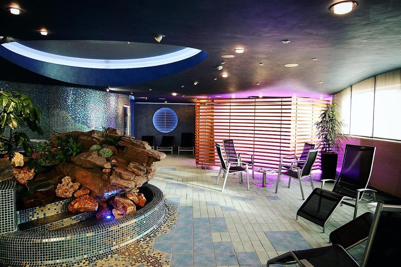 Hotel Empire Трнава Екстериор снимка