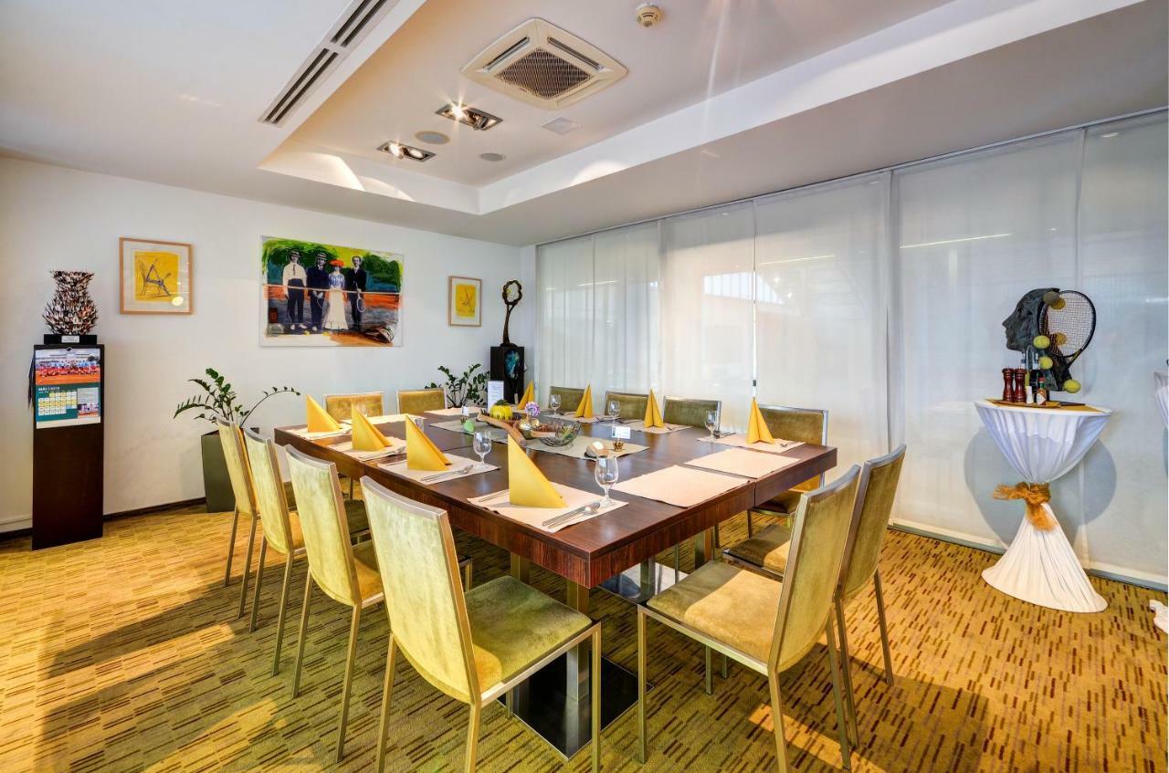 Hotel Empire Трнава Екстериор снимка